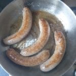 4 worstjes in koekenpan met boter