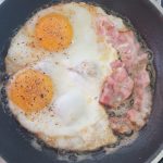 Strooi peper en zout over de eidooiers