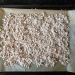 Droogde amandelpulp in de oven op 160 graden