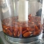 Doe de amandelen met de helft van het water in de keukenmachine