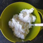 Meng de slagroom door de cottage cheese