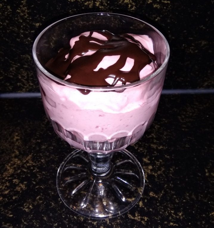 Frambozen-stracciatella ijs Keto frambozen-stracciatella ijs