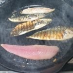 Draai de makreel met een bakspaan