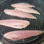 Makreelfilet met huid naarbeneden in grillpan leggen