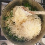Voeg de Parmezaanse kaas en roomkaas toe