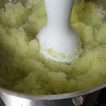 Staafblender in pan met gepureerde koolrabi