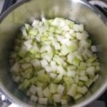 Pan met blokjes koolrabi in laagje water