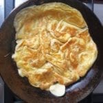 Keer de omelet om
