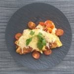 Zwart bord met kleurrijke Mexicaanse groentenomelet