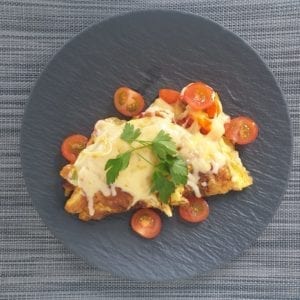 Zwart bord met kleurrijke Mexicaanse groentenomelet