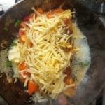 Geraspte kaas over de dubbelgevouwen omelet