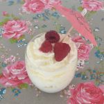 slagroom boven op de pudding spuiten en garneren met een paar frambozen