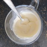 meng de mascarpone en de room goed door elkaar heen met een theelepeltje.