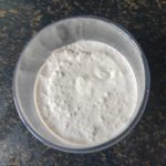 dikke room door de chia met kokosmelk heen roeren