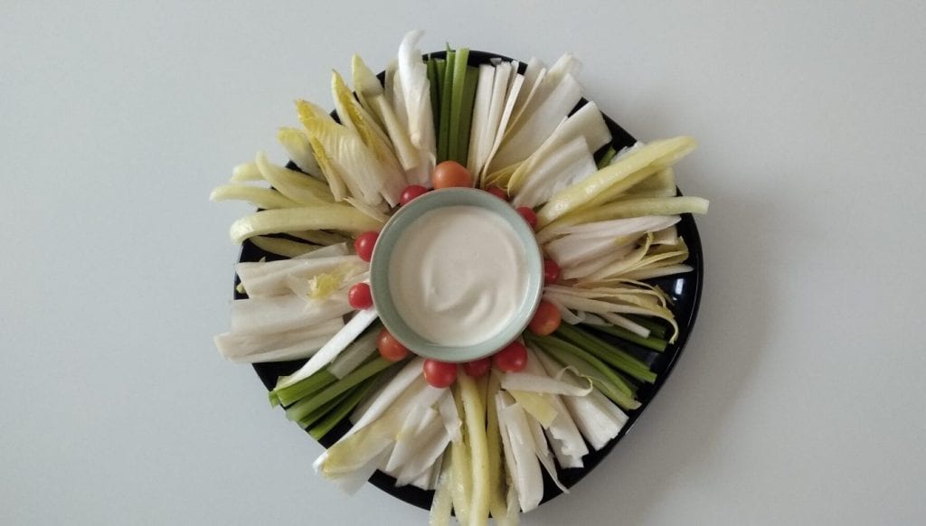 Crudités van gele paprika, bleekselderij, witlof en cherry tomaatjes met knoflook dip