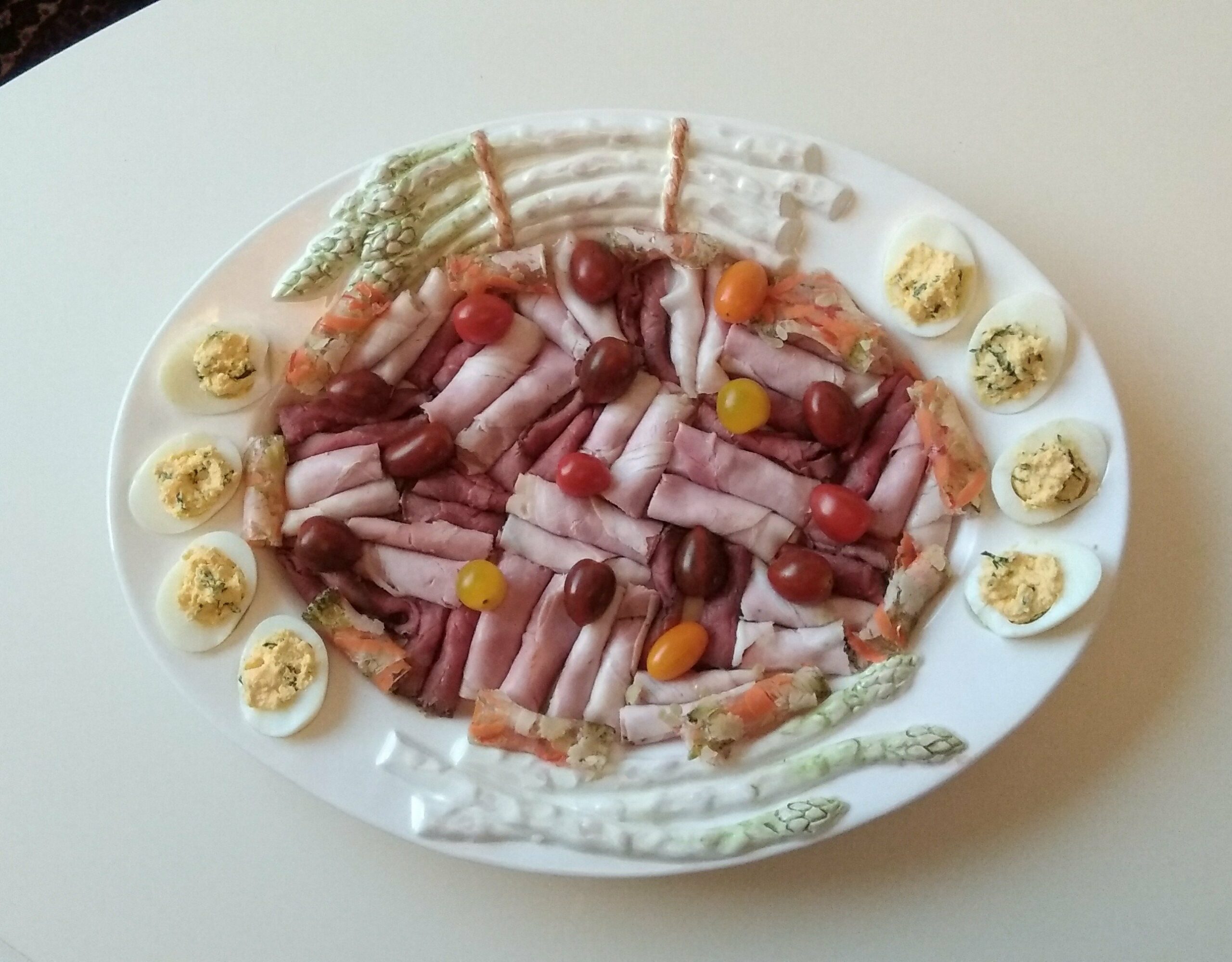 Keto vleesschotel met gevulde eieren