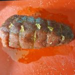Snijplank met rosbief met olijfolie