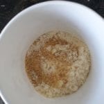 Amandelmeel en lijnzaadmeel in een beker