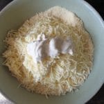 Kom met amandelmeel, geraspte kaas en roomkaas