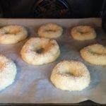 Bagels op bakpapier in de oven