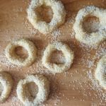 Houten snijplank met bagels met sesamzaad