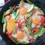 Spiegeleieren bovenop de gegrilde groenten
