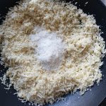 voeg de geraspte kokos aan de wok toe
