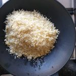 de bloemkoolrijst een paar minuten op hoog vuur bakken