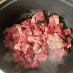 Braadpan met in stukken gesneden vlees