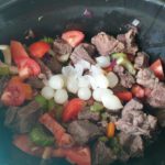Slowcooker met zilveruitjes en rode wijn