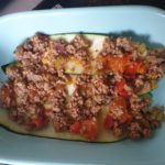 Ovenschaaltje met plakken courgette en een dun laagje gehaktmengsel