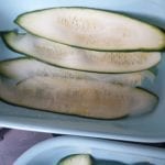 Ovenschaal met lange plakken courgette