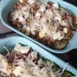Ovenschaaltje met lasagna bestrooid me mozzarelle, boter en Parmezaanse kaas