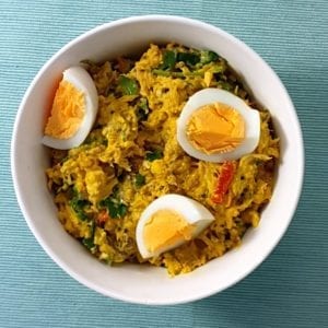 Witte schaal met kedgeree