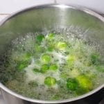 Spruitjes in pan met kokend water