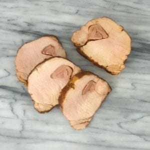 marmeren plaat met lichtroze varkensfilet