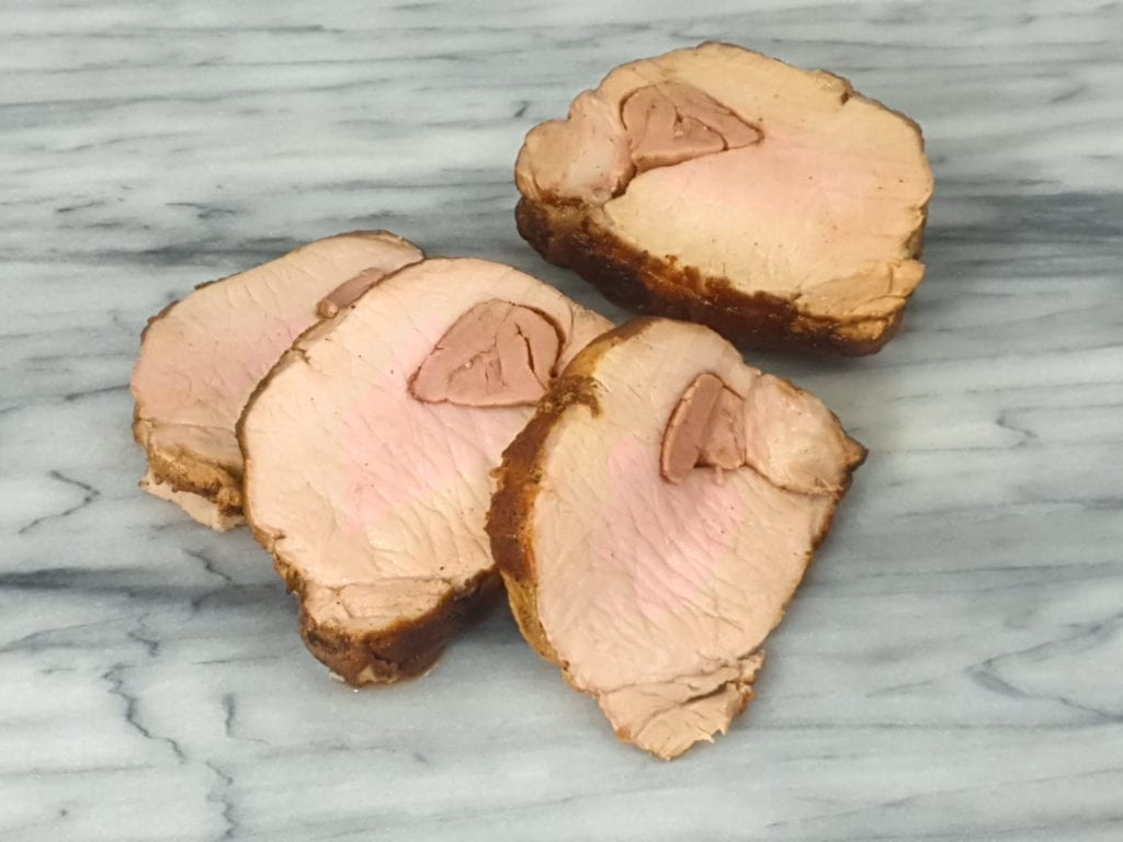 Varkensfilet op marmeren plaat