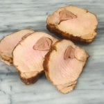 Varkensfilet op marmeren plaat