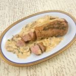 Varkenshaas in roomsaus Schaal met varkenshaas in champignon roomsaus