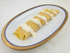 Schaal met crespelle en bechamelsaus