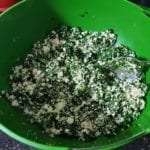 Kom met spinazie, ricotta en nootmuskaat