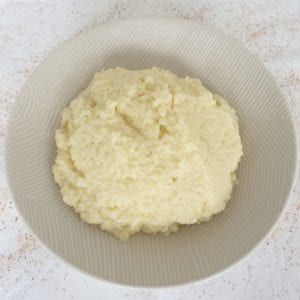 Keto bloemkoolpuree in witte kom