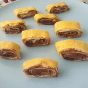 Bord met plakjes ketotella wrap