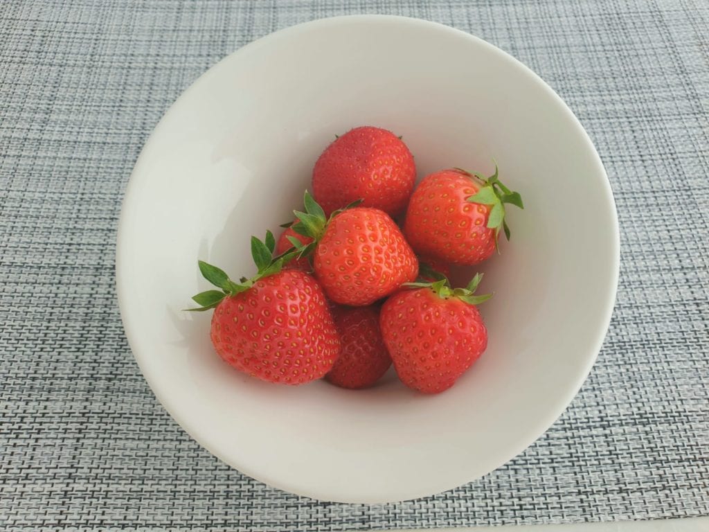 Wit kommetje met aardbeien