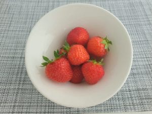 Wit kommetje met aardbeien