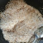 laat de kokosrasp op matig vuur bruin worden, blijf goed roeren!