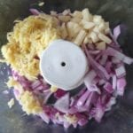Rasp de gember en voeg aan de kom toe