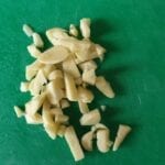 Maak de knoflook schoon en hak in kleine stukjes