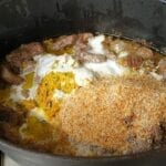 Voeg de kokosmelk en kokosrasp aan het vlees toe