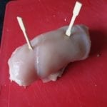 Rol de kipfilet op en zet vast met saté prikkers
